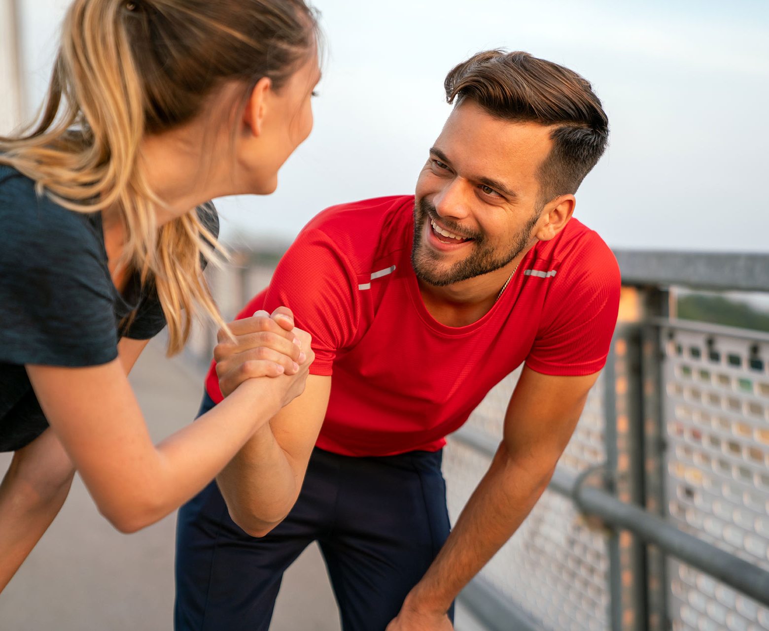 man en vrouw die stevig handschudden